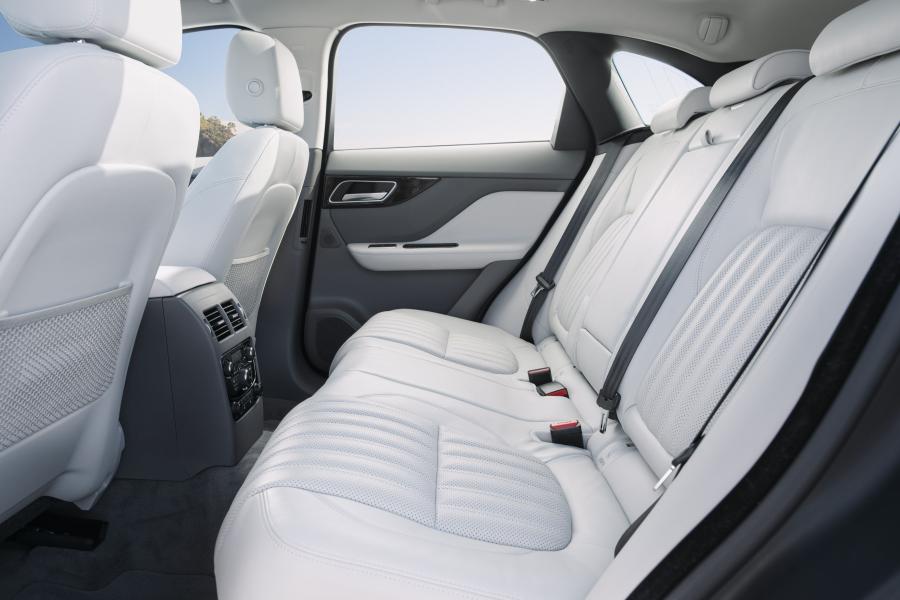 Интерьер Jaguar F-Pace 30d AWD Portfolio 2016 года  (AU) (фото 2 из 9)